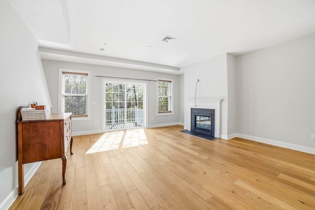 707 Southwood Ln 707, Clinton, MA 01510