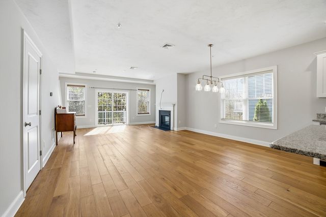 707 Southwood Ln 707, Clinton, MA 01510