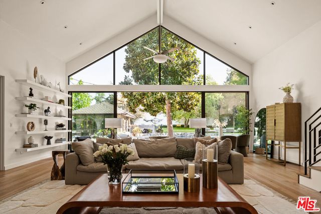 17352 MAGNOLIA Boulevard, Encino, CA 91316