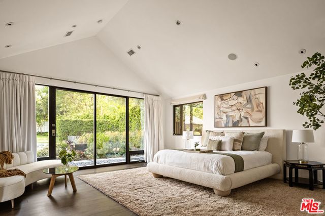 17352 MAGNOLIA Boulevard, Encino, CA 91316
