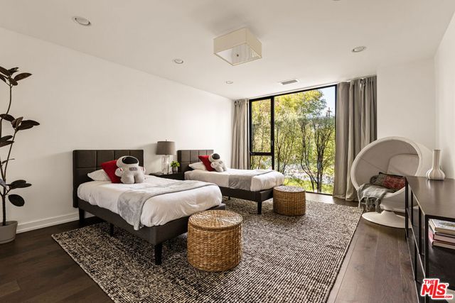 17352 MAGNOLIA Boulevard, Encino, CA 91316