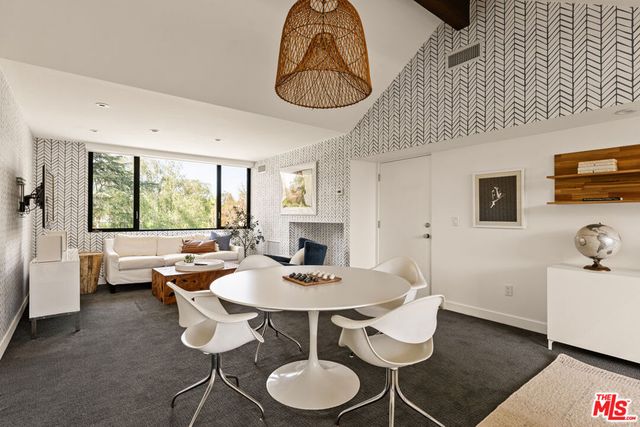 17352 MAGNOLIA Boulevard, Encino, CA 91316