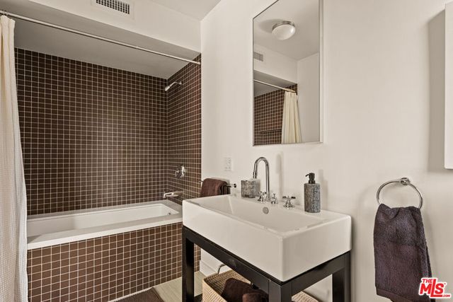 17352 MAGNOLIA Boulevard, Encino, CA 91316