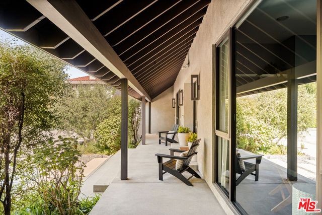 17352 MAGNOLIA Boulevard, Encino, CA 91316