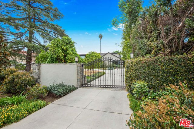 17352 MAGNOLIA Boulevard, Encino, CA 91316