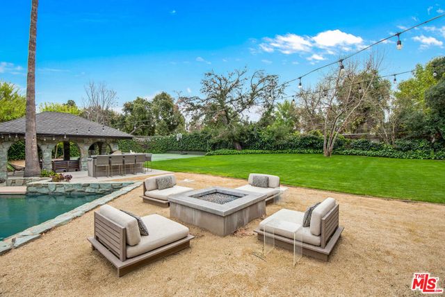 17352 MAGNOLIA Boulevard, Encino, CA 91316