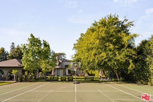 17352 MAGNOLIA Boulevard, Encino, CA 91316