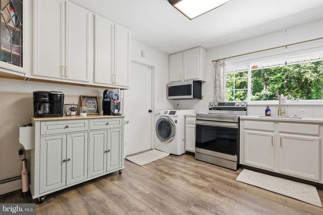 201 SNOWBALL DR, Levittown, PA 19056