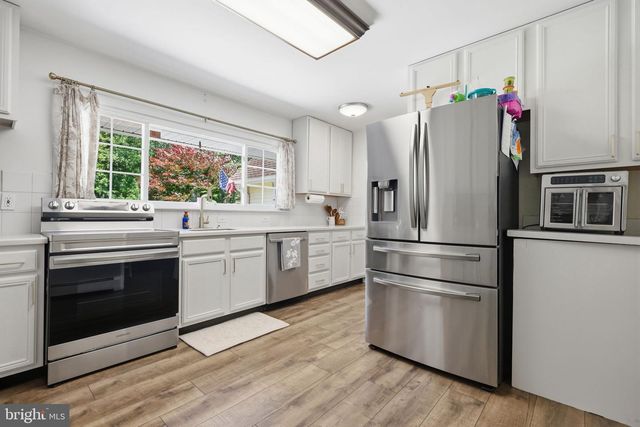 201 SNOWBALL DR, Levittown, PA 19056