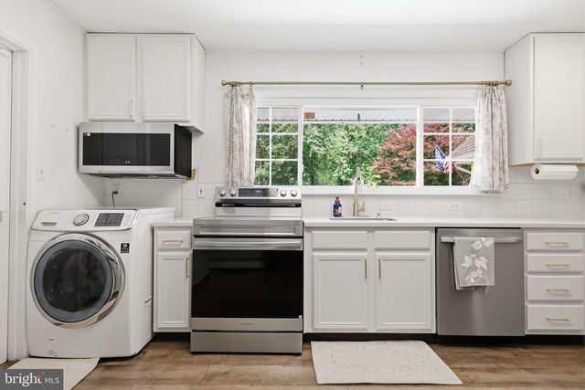 201 SNOWBALL DR, Levittown, PA 19056