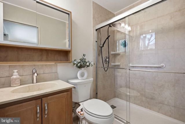 201 SNOWBALL DR, Levittown, PA 19056