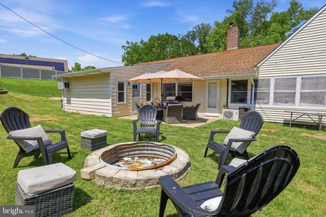 201 SNOWBALL DR, Levittown, PA 19056