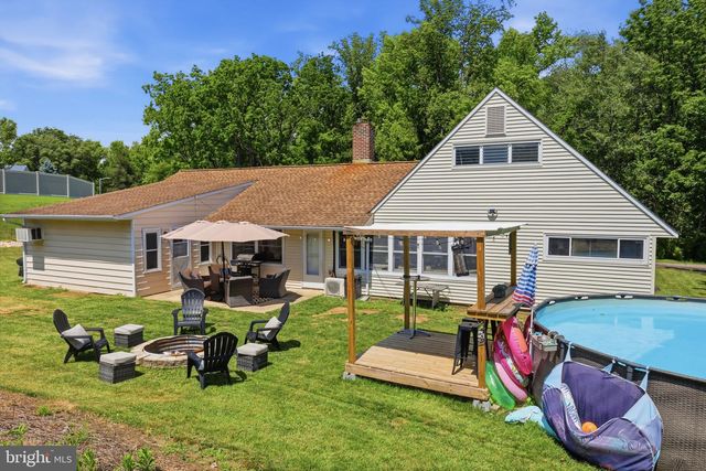 201 SNOWBALL DR, Levittown, PA 19056