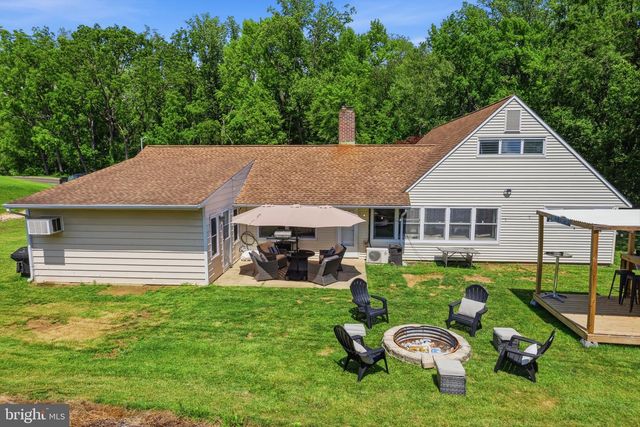 201 SNOWBALL DR, Levittown, PA 19056