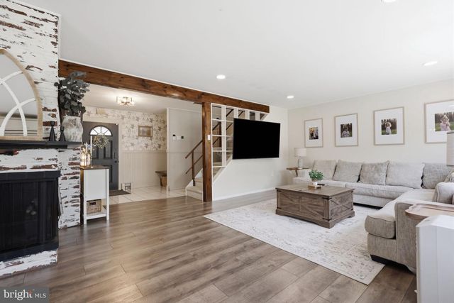 201 SNOWBALL DR, Levittown, PA 19056