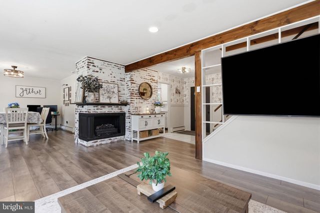 201 SNOWBALL DR, Levittown, PA 19056