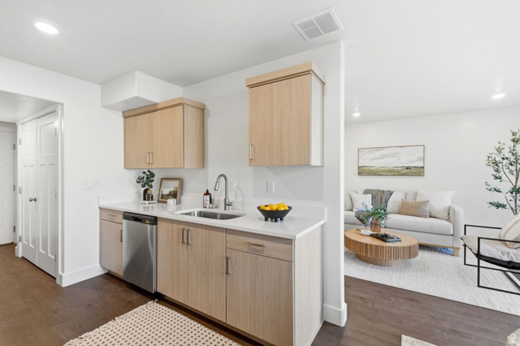 Image 18 of property listing at 1619 N ANGEL ST, Layton, UT 84041