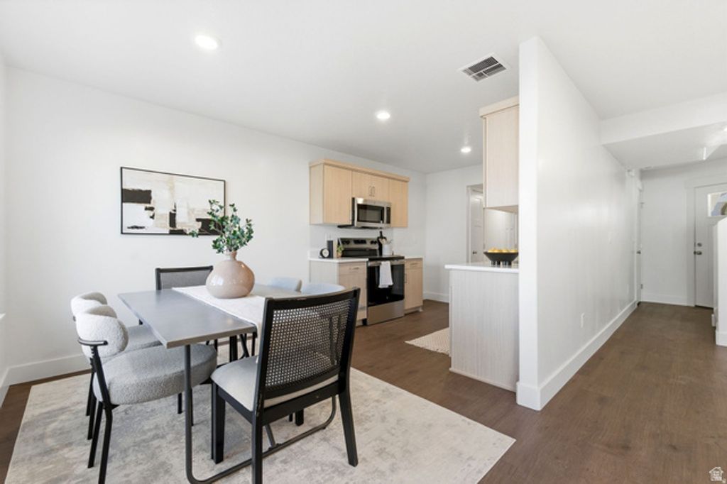 Image 19 of property listing at 1619 N ANGEL ST, Layton, UT 84041