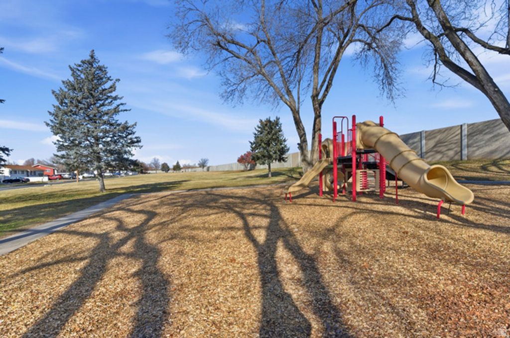 Image 31 of property listing at 1619 N ANGEL ST, Layton, UT 84041