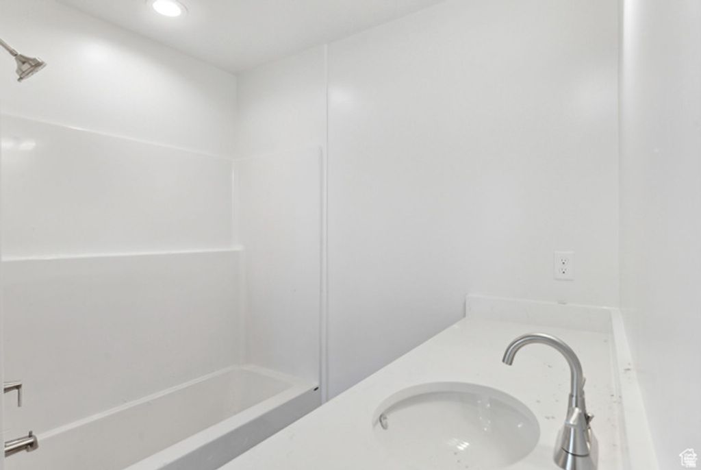 Image 8 of property listing at 1619 N ANGEL ST, Layton, UT 84041
