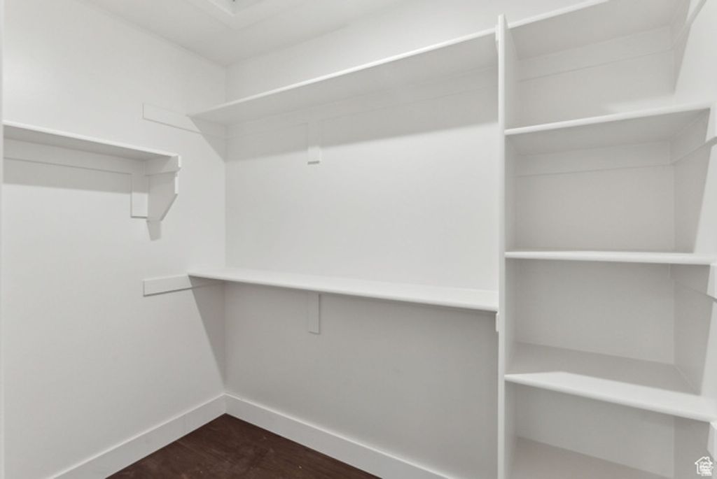 Image 9 of property listing at 1619 N ANGEL ST, Layton, UT 84041