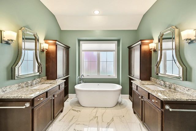 N57W19704 Holly COURT, Menomonee Falls, WI 53051