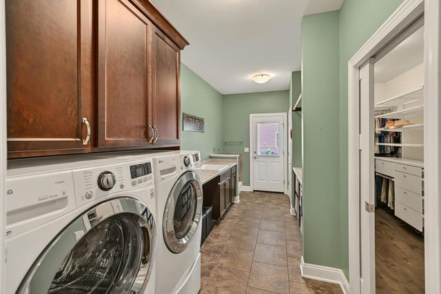 N57W19704 Holly COURT, Menomonee Falls, WI 53051