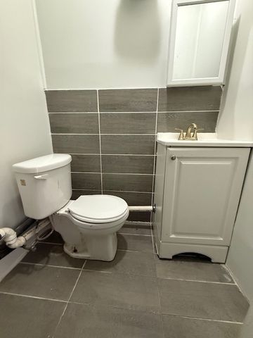 2949 W Armitage Avenue storefront, Chicago, IL 60647