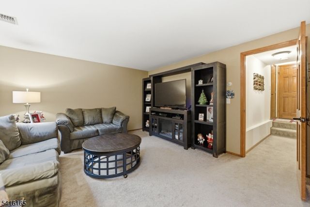 4 Faesch Ct, Rockaway Twp., NJ 07866