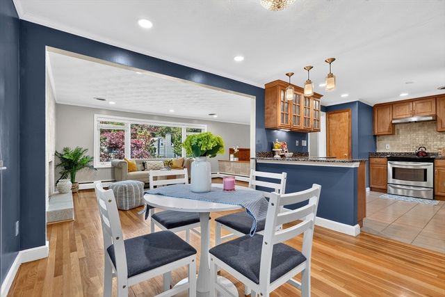 32 Bobolink Rd, Wellesley, MA 02481