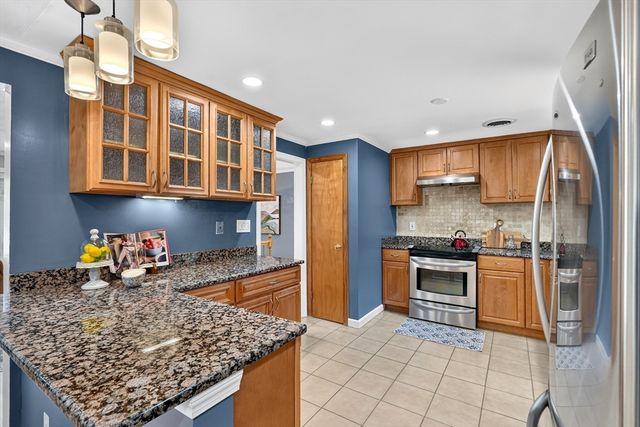 32 Bobolink Rd, Wellesley, MA 02481