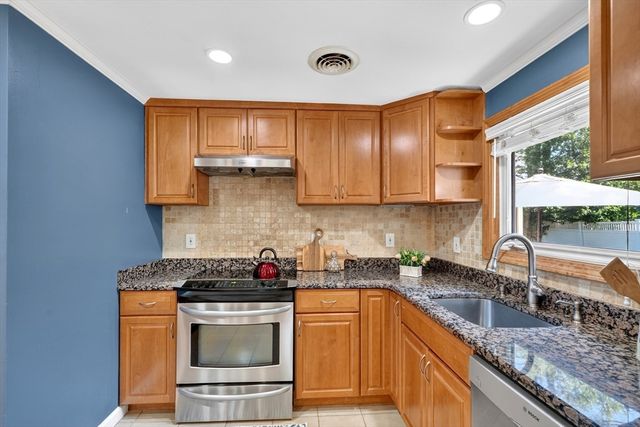 32 Bobolink Rd, Wellesley, MA 02481