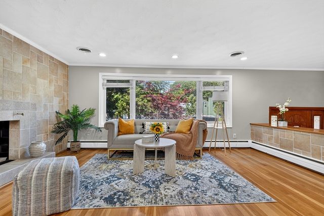 32 Bobolink Rd, Wellesley, MA 02481