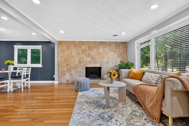 32 Bobolink Rd, Wellesley, MA 02481