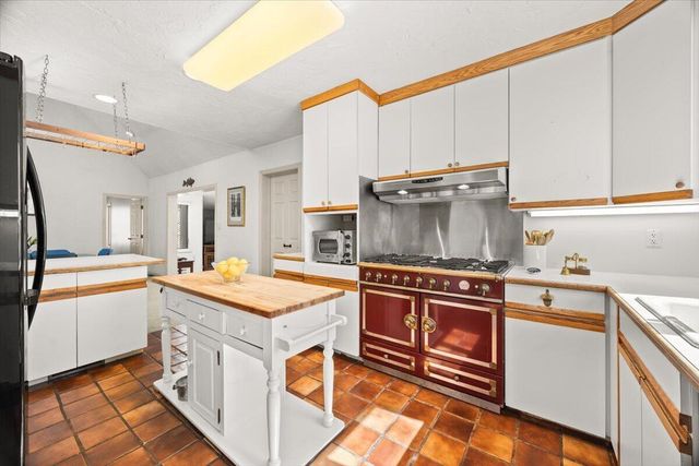 69 Two Ponds Road, Falmouth, MA 02540