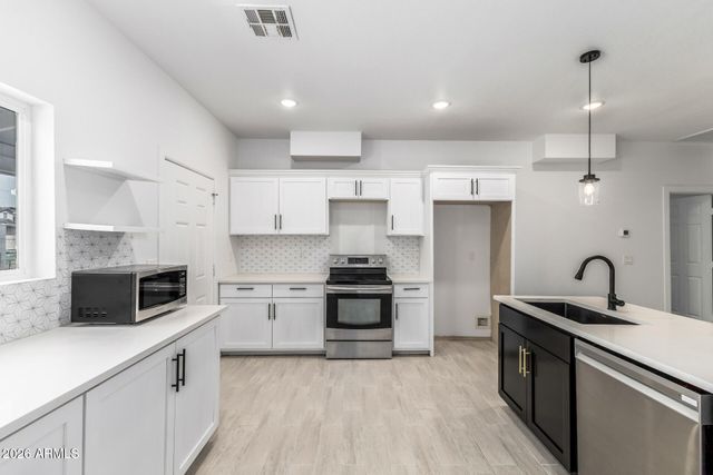 2532 E JONES Avenue, Phoenix, AZ 85040