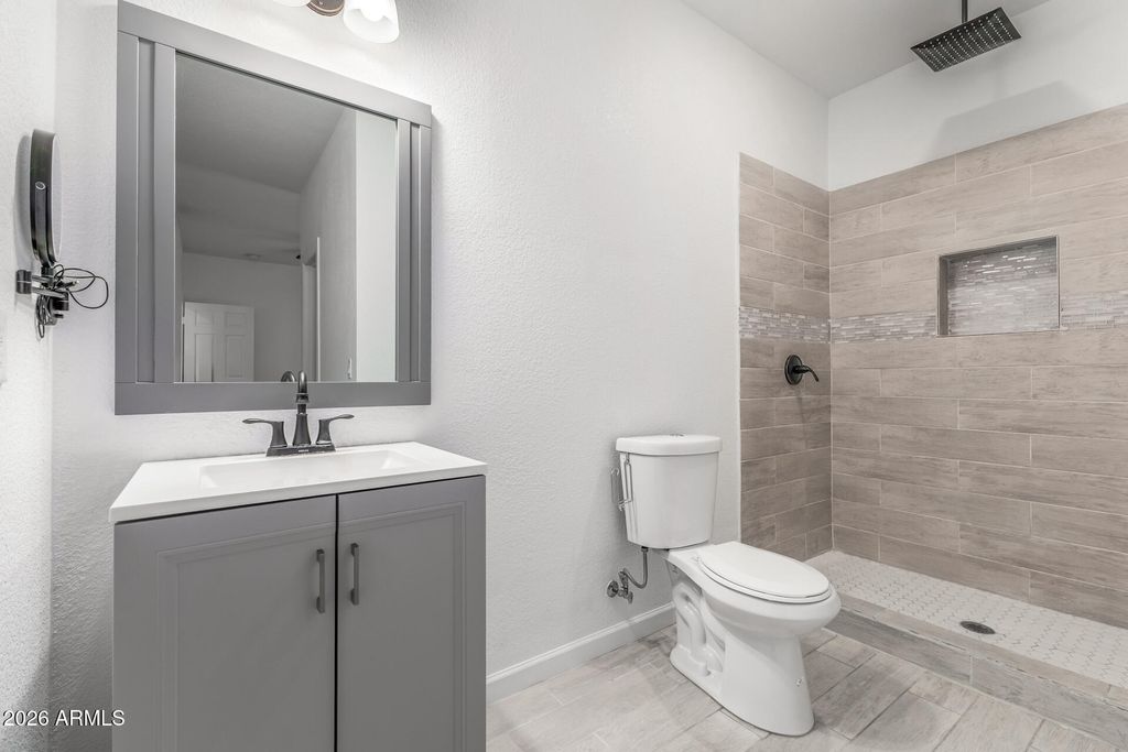 Image 15 of property listing at 2532 E JONES Avenue, Phoenix, AZ 85040