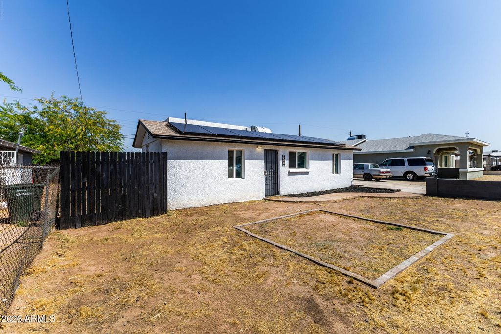 Image 2 of property listing at 2532 E JONES Avenue, Phoenix, AZ 85040