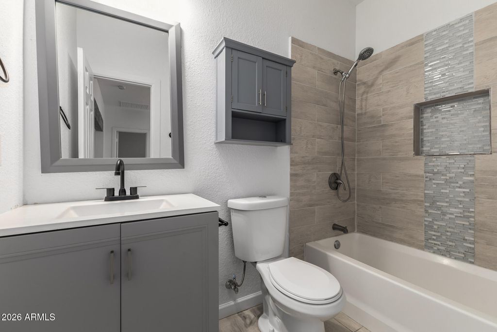 Image 23 of property listing at 2532 E JONES Avenue, Phoenix, AZ 85040