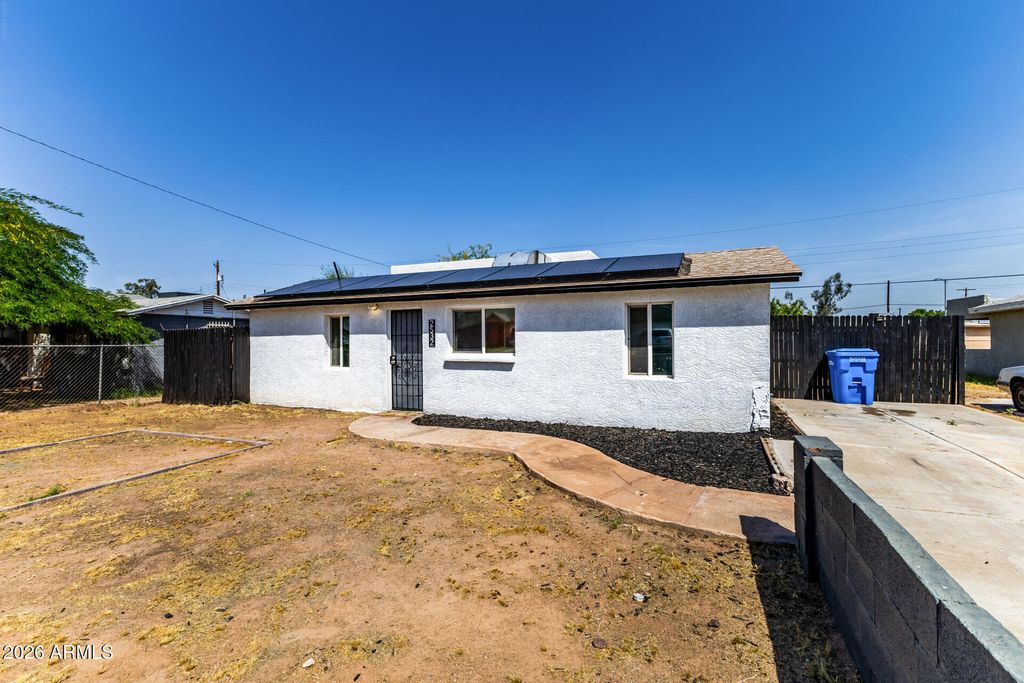 Image 3 of property listing at 2532 E JONES Avenue, Phoenix, AZ 85040