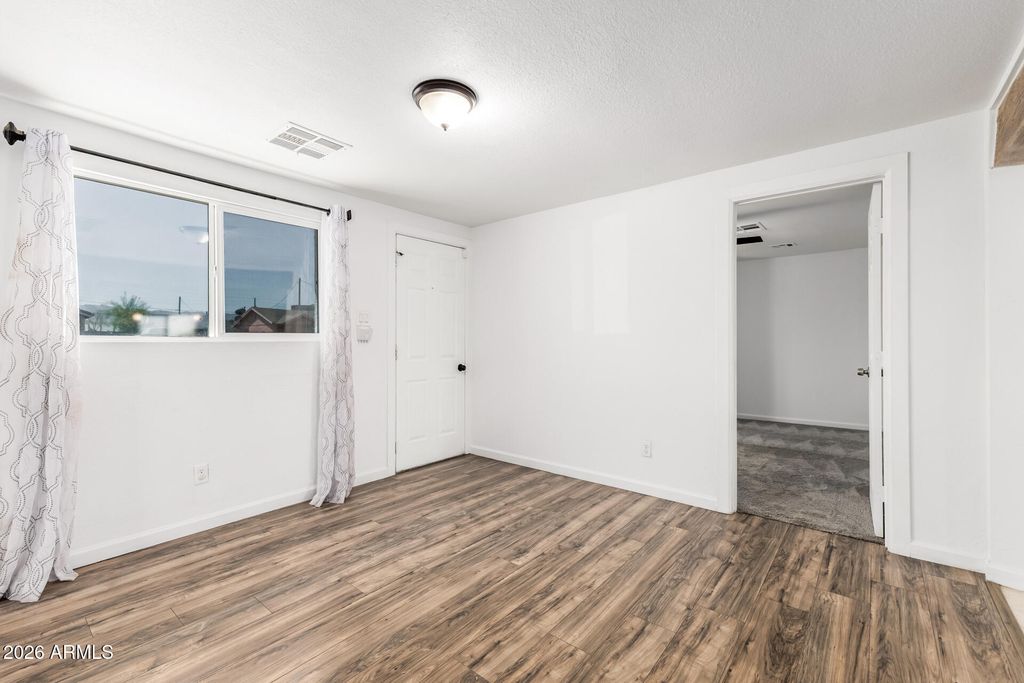 Image 5 of property listing at 2532 E JONES Avenue, Phoenix, AZ 85040