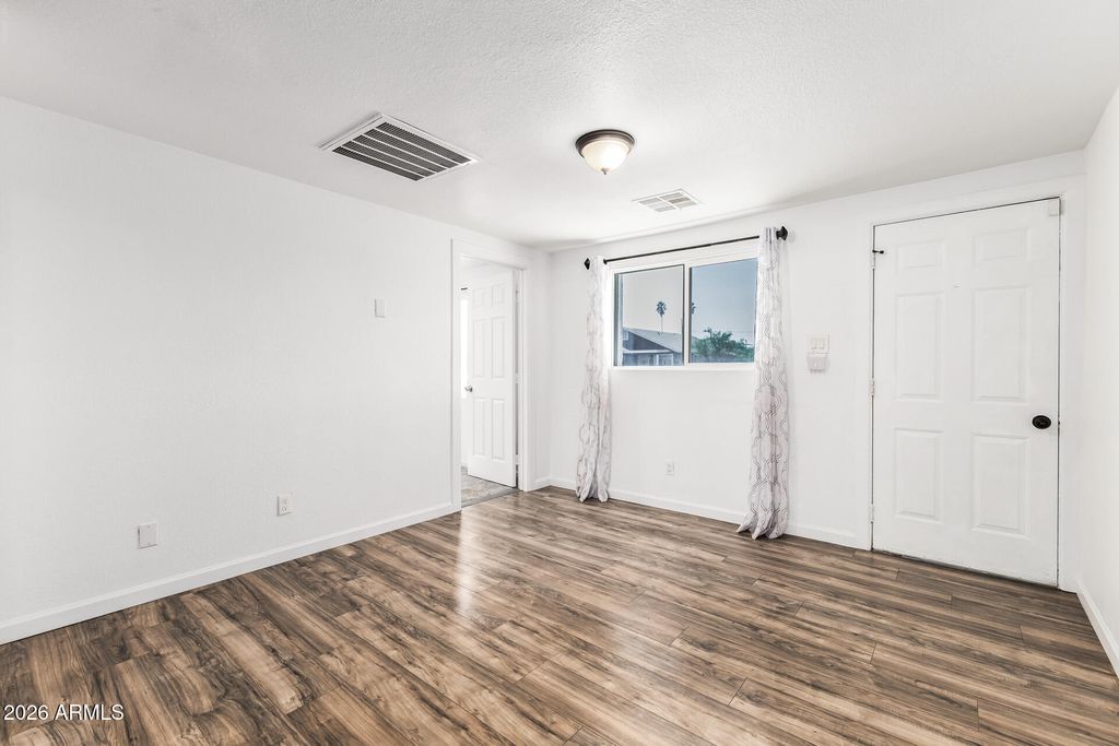 Image 6 of property listing at 2532 E JONES Avenue, Phoenix, AZ 85040