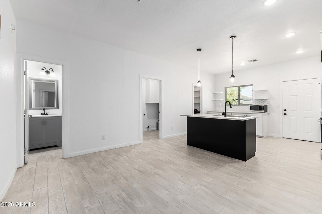 Image 8 of property listing at 2532 E JONES Avenue, Phoenix, AZ 85040