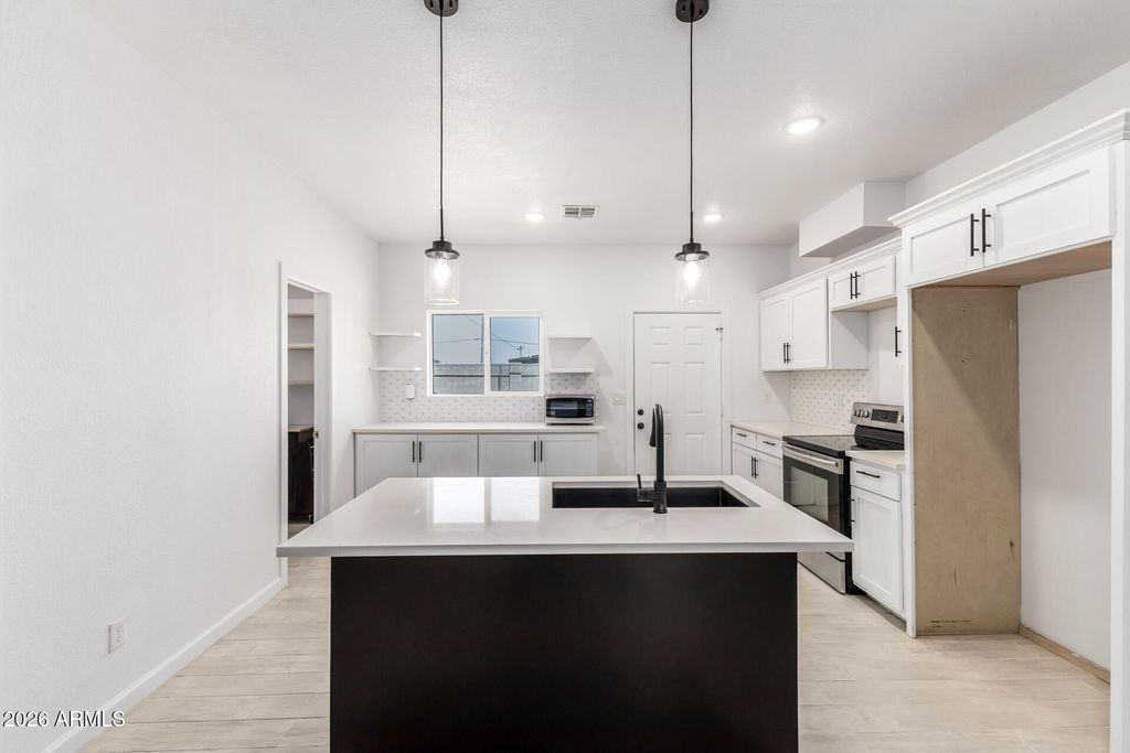 Image 9 of property listing at 2532 E JONES Avenue, Phoenix, AZ 85040