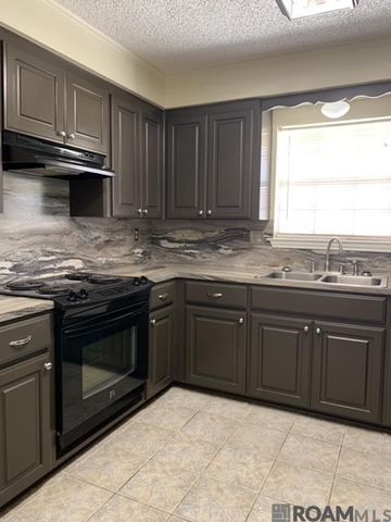 40111 La Rochelle Rd, Prairieville, LA 70769