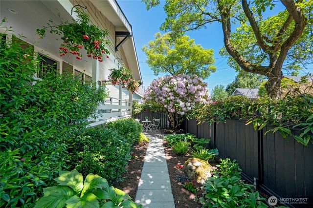 5207 Wallingford Avenue N, Seattle, WA 98103