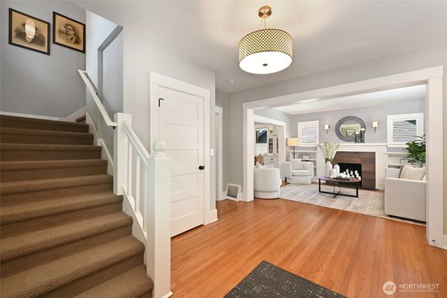 5207 Wallingford Avenue N, Seattle, WA 98103