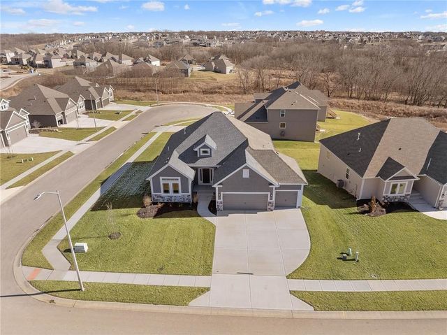 10205 N Winchester Avenue, Kansas City, MO 64156