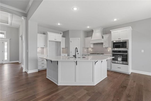 10205 N Winchester Avenue, Kansas City, MO 64156