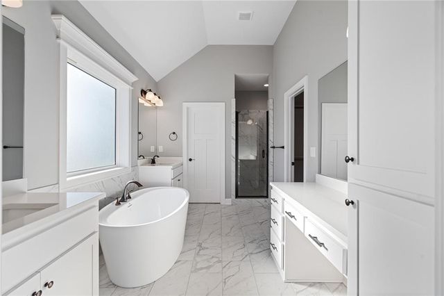 10205 N Winchester Avenue, Kansas City, MO 64156